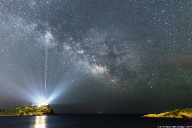 NASA: Ο ναός του Ποσειδώνα στο Σούνιο φωτίζει τον Γαλαξία μας (φωτό)