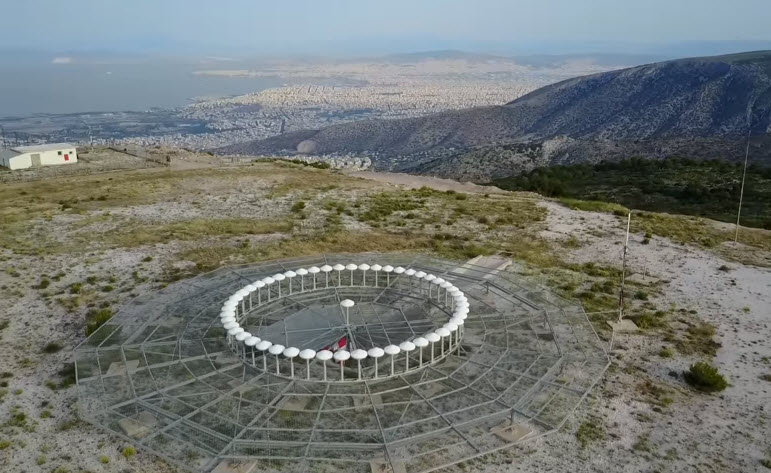 «Το μάτι της Αττικής»: O ραδιοφάρος που κάποιοι νόμιζαν ότι είναι μυστική βάση! (βίντεο)
