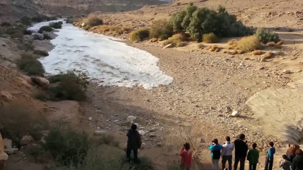 Βίντεο: Το σπάνιο φαινόμενο του ποταμού Ζιν στην έρημο Νεγκέβ στο Ισραήλ που περιγράφεται και στην Παλαιά Διαθήκη