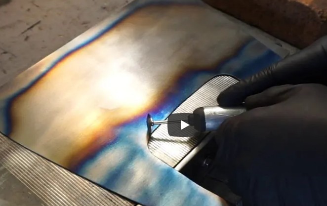 Φτιάχνει έργα τέχνης από ανταλλακτικά αυτοκινήτων (βίντεο)