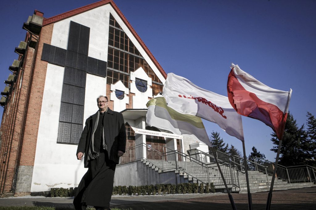 Κορωνοϊός: Τρομερός ιερέας στην Πολωνία – Πάει από πόρτα σε πόρτα για να προσευχηθεί με τους πιστούς