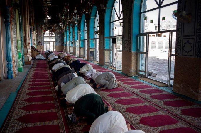 Στο Πακιστάν αψηφούν τον κορωνοϊό και γεμίζουν τα τζαμιά – «Εμάς δεν μας μολύνει ο ιός όπως τους Δυτικούς»
