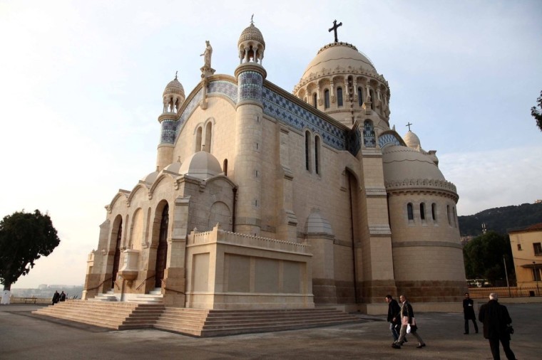 Στην Αλγερία κλείνουν τις εκκλησίες λόγω κορωνοϊού στην Ελλάδα ανοίγουν τζαμιά…