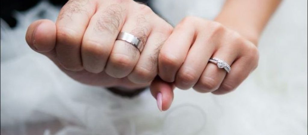 Έχετε αναρωτηθεί; – Να γιατί φοράμε τη βέρα του γάμου στο τέταρτο δάκτυλο