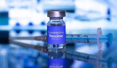 Εμπειρογνώμονας στο VAERS για εμβόλια Covid-19: «Δεν θα μπορούμε να κρύβουμε τα πτώματα για πολύ ακόμη – Είναι πολλά!»