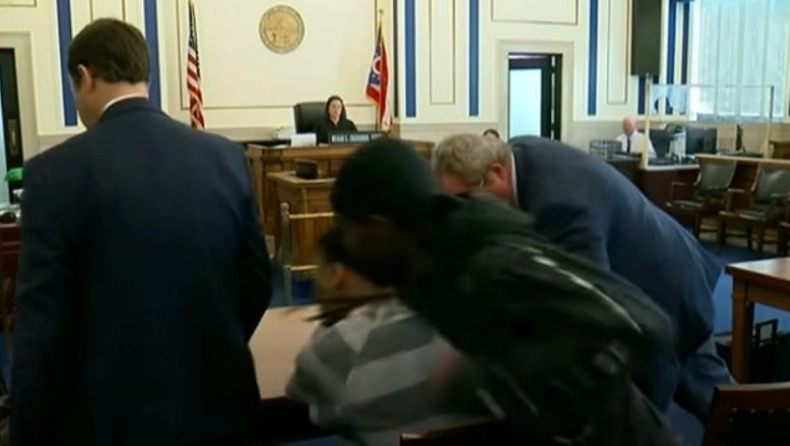 Πατέρας ξυλοκοπεί άγρια μέσα στο δικαστήριο τον δολοφόνο της γυναίκας και του γιου του (βίντεο)