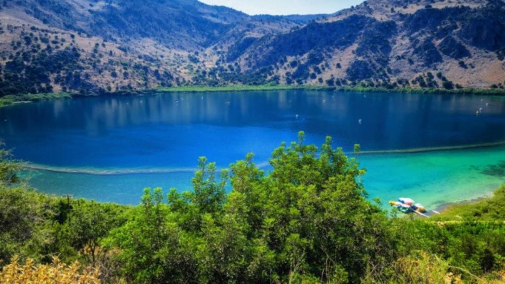 Λίμνη Κουρνά: Η λίμνη «καθρέφτης» στα Χανιά Κρήτης που θα σας «μαγέψει» (βίντεο)