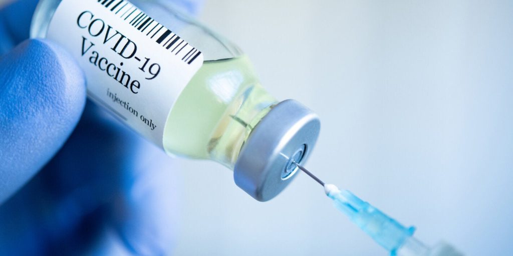 Οι ΗΠΑ ενέκριναν τα εμβόλια των Moderna και Pfizer για την Όμικρον και ετοιμάζονται για… εκστρατεία ενημέρωσης