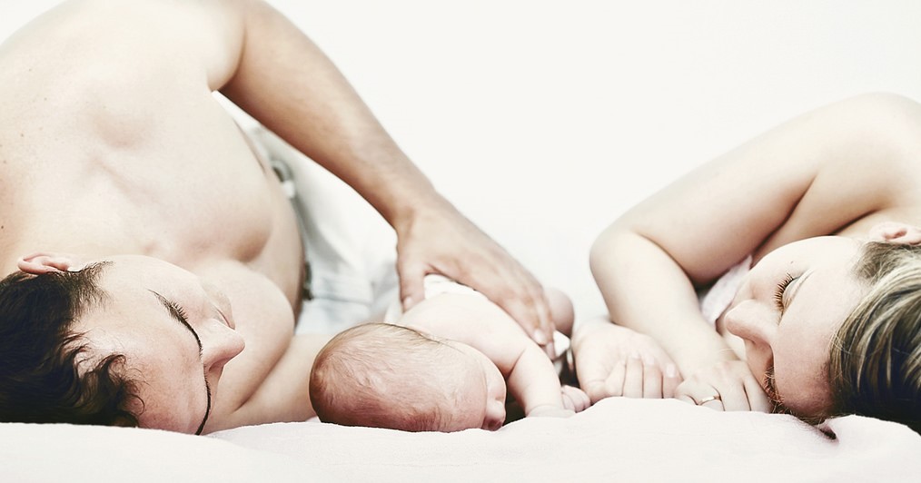 Νέες έρευνες ειδικών: Γιατί τα μωρά δεν πρέπει να κοιμούνται στο ίδιο κρεβάτι με τους γονείς