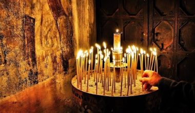 Τα φώτα και τους πολυελαίους θα κληθούν να σβήσουν οι εκκλησίες της χώρας για να αντέξουν τις τιμές στο ρεύμα