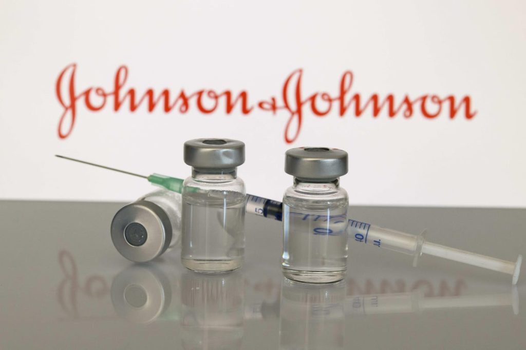 Νέα παρενέργεια για το εμβόλιο κατά Covid-19 της J&J: Παραλύει το πρόσωπο του εμβολιασμένου!