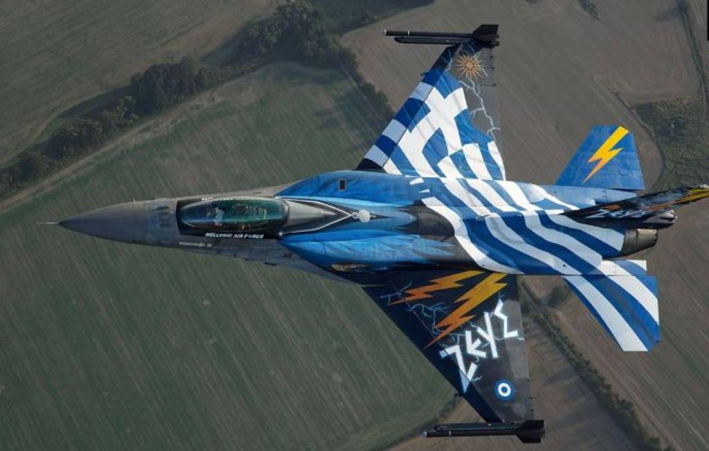 Θεσσαλονίκη: Εντυπωσιάζουν οι τολμηροί ελιγμοί του μαχητικού F-16 ενόψει της 28ης Οκτωβρίου (βίντεο)