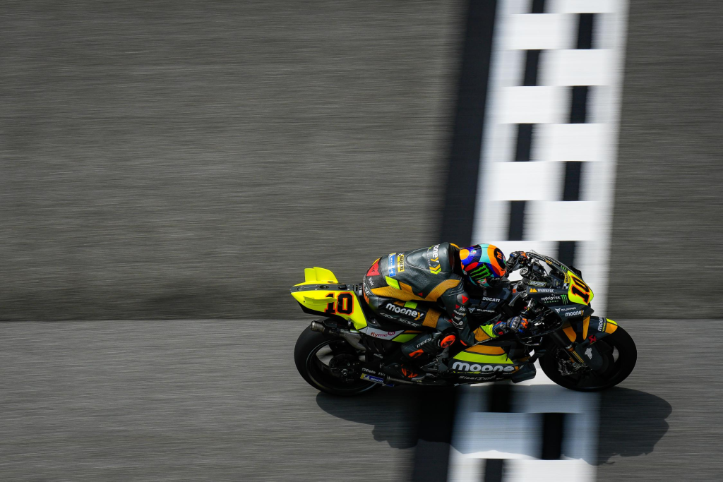 MotoGP3: Σοκαριστική πτώση του Μ.Μπεζέκι – Η μοτοσικλέτα του τυλίχθηκε στις φλόγες (βίντεο)