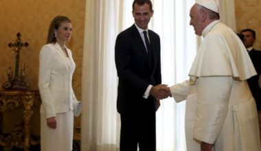Βατικανό: Γιατί η βασίλισσα Ράνια είναι η μοναδική που απαγορεύεται να φοράει λευκά όταν συναντά τον Πάπα