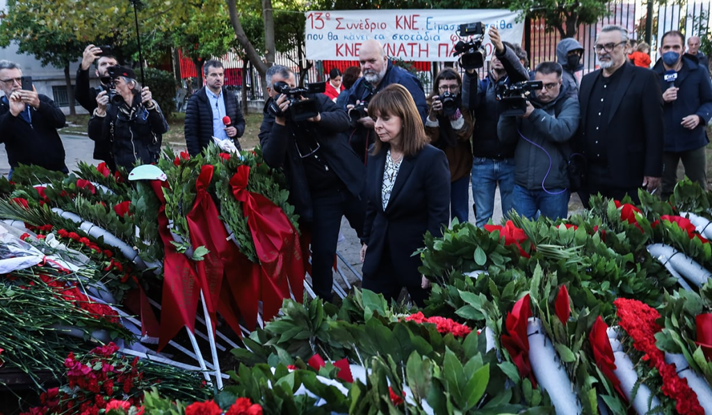 Δεν μπορούν να σταθούν πουθενά: Πολίτες αποδοκίμασαν την Κ.Σακελλαροπούλου στο Πολυτεχνείο (βίντεο)