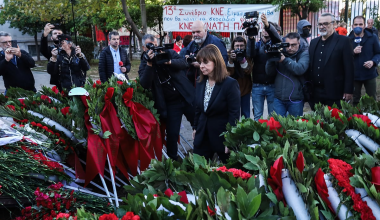 Δεν μπορούν να σταθούν πουθενά: Πολίτες αποδοκίμασαν την Κ.Σακελλαροπούλου στο Πολυτεχνείο (βίντεο)