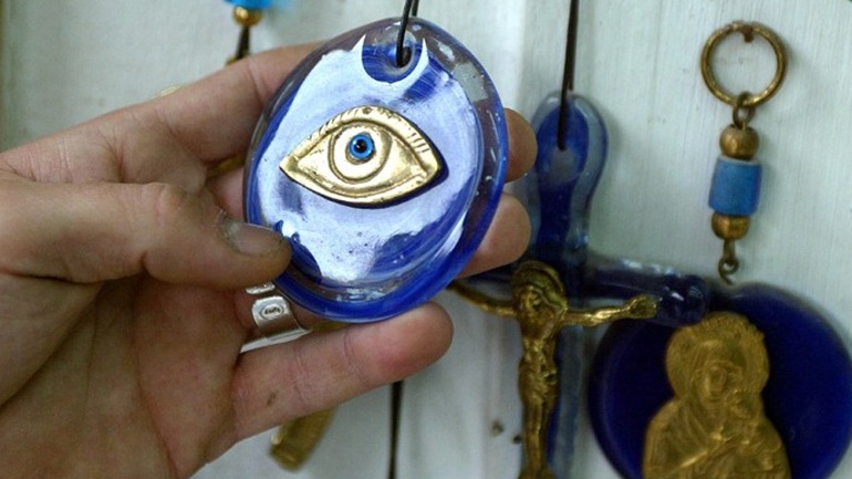 Έρευνα: Τουλάχιστον ένα δισ. άνθρωποι στη Γη πιστεύουν ακόμη στη μαγεία, τις κατάρες και το «κακό μάτι»