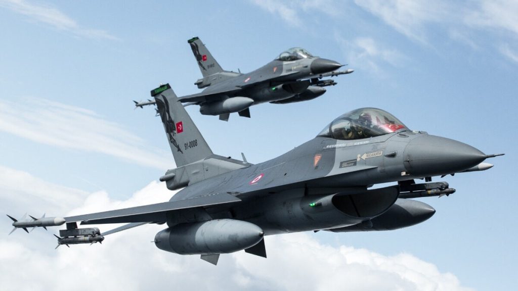 Τρία ζεύγη τουρκικών F-16 πραγματοποίησαν μπαράζ πτήσεων πάνω από ελληνικά νησιά στο Αιγαίο
