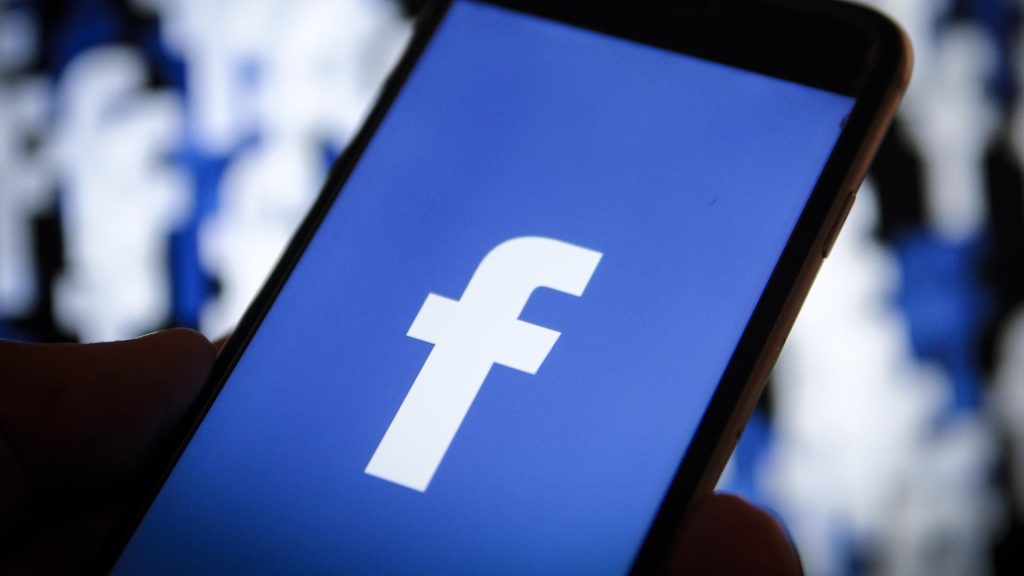 Facebook: Πώς μπορείτε να διαγράψετε το  email και το τηλέφωνο σας από τους servers της πλατφόρμας