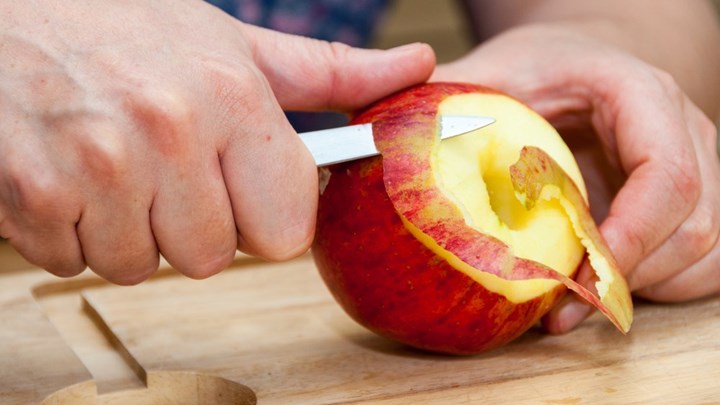 Φρούτα και λαχανικά: Είναι καλύτερο να τα ξεφλουδίζουμε; – Τι ισχύει τελικά;