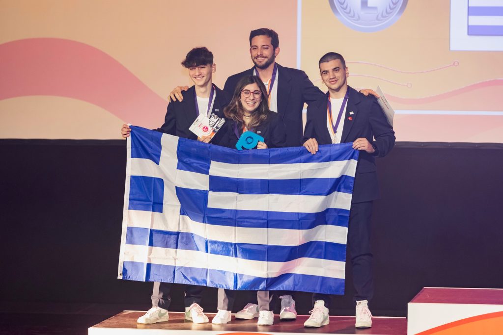Σπουδαία διάκριση για την Ελλάδα: Aργυρό μετάλλιο στην Παγκόσμια Ολυμπιάδα Ρομποτικής
