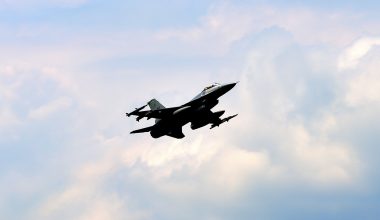 Bloomberg: To NATO εξετάζει να στείλει μαχητικά ΜiG-19 και F-16 στην Ουκρανία