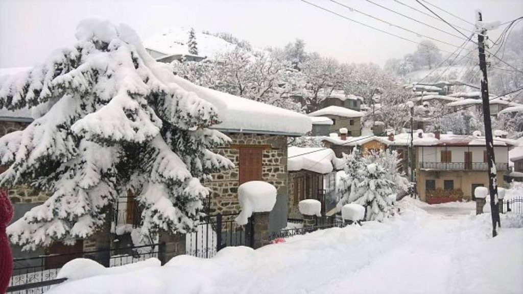 Ετοίμασε βαλίτσες: Τα ελληνικά χωριά στα οποία μπορεί να πετύχεις… λευκά Χριστούγεννα (φώτο)