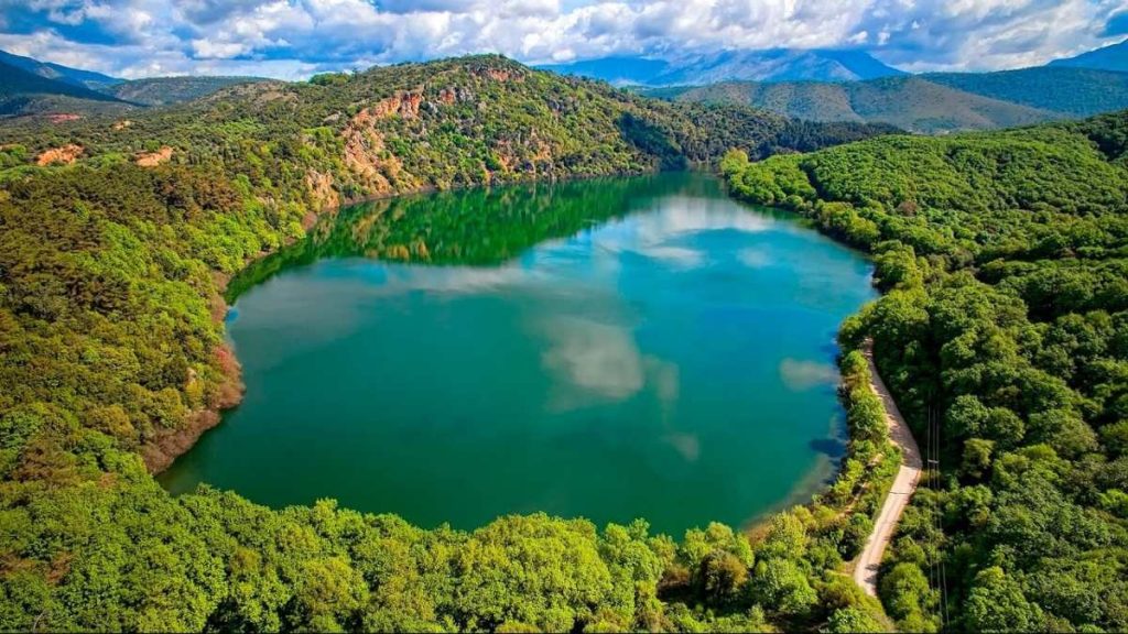 Ήπειρος: Η «μυστική» λίμνη μέσα στο πράσινο με την ξεχωριστή ομορφιά και το εξωτικό τοπίο