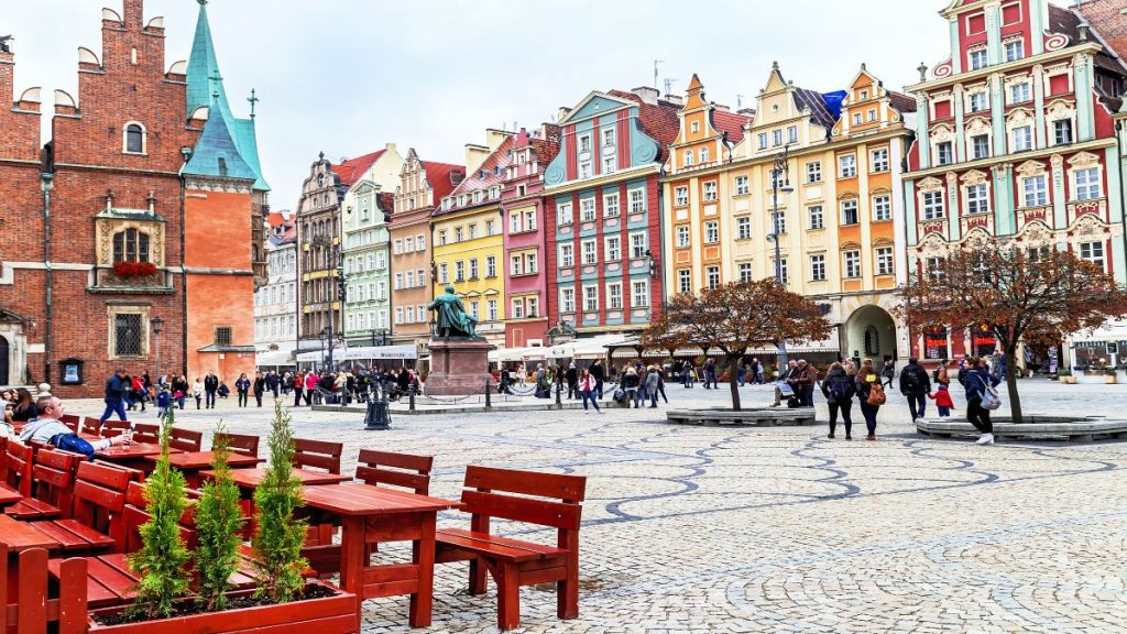 Η πολύχρωμη πόλη της Πολωνίας που μοιάζει σαν να έχει ξεπηδήσει από σελίδες παραμυθιού (φωτο)