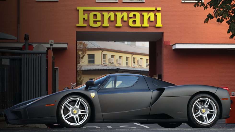 Βγαίνει στο «σφυρί» η μοναδική μαύρη ματ Ferrari Enzo (φωτό)