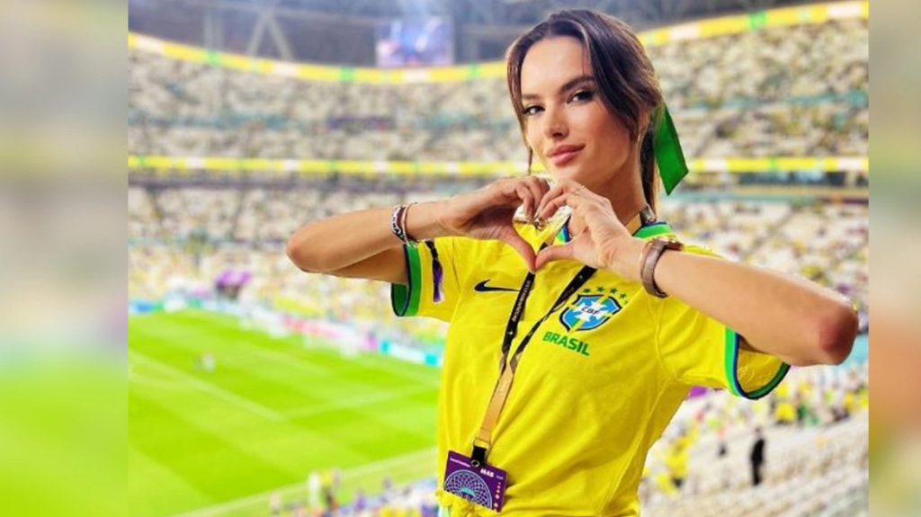 Η Α.Αμπρόσιο πήγε στο Κατάρ για το Μουντιάλ – Δείτε την να ποζάρει με τη φανέλα «Νο9» της Βραζιλίας (φώτο)