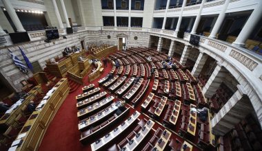 Κατατέθηκε στη Βουλή το νομοσχέδιο για δημοτική αστυνομία και εκλογική διαδικασία κατοίκων εξωτερικού