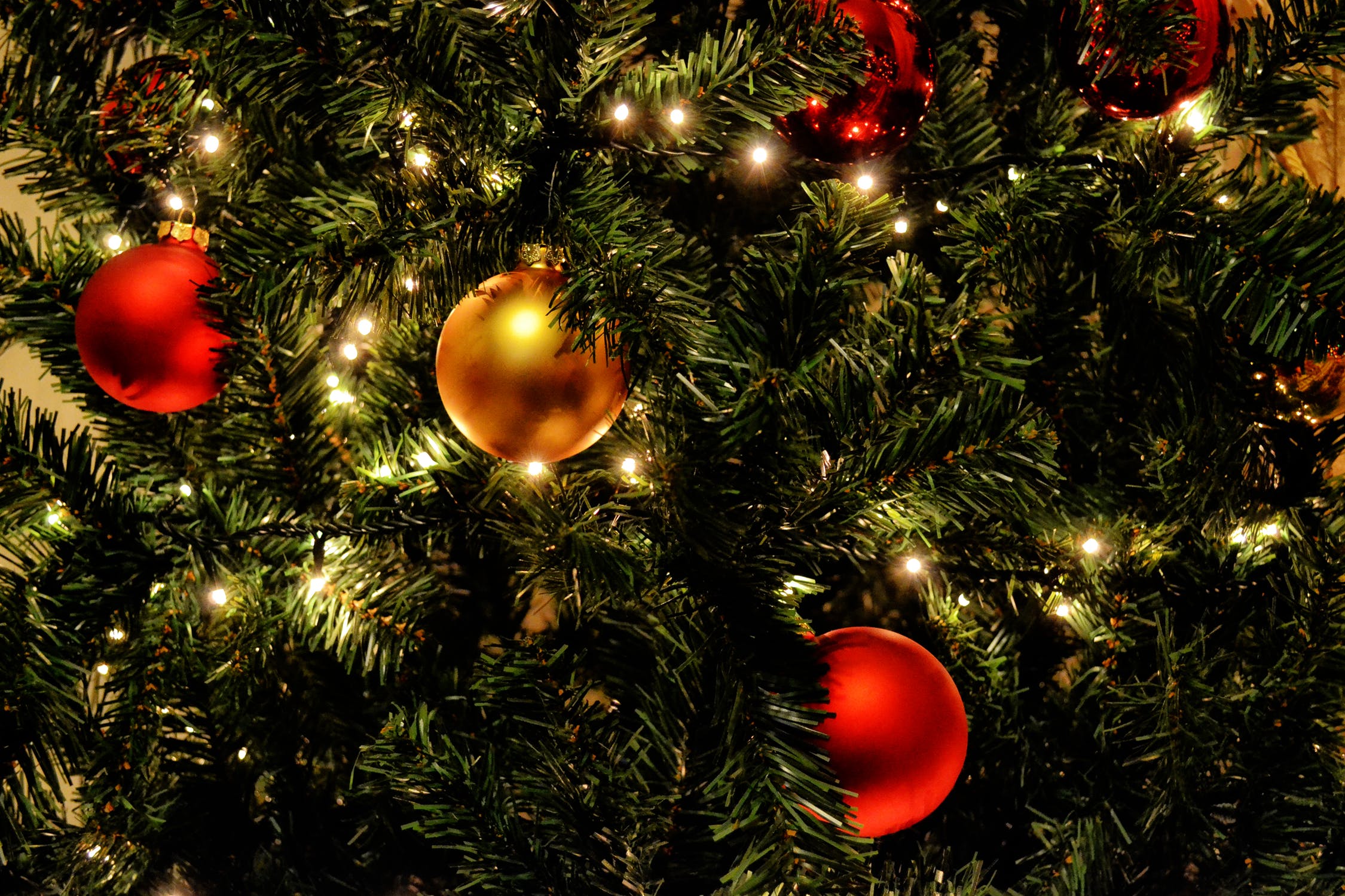 Δώστε προσοχή: Τι κάνουμε αν πιάσει φωτιά το Χριστουγεννιάτικο δέντρο ή τα λαμπάκια;