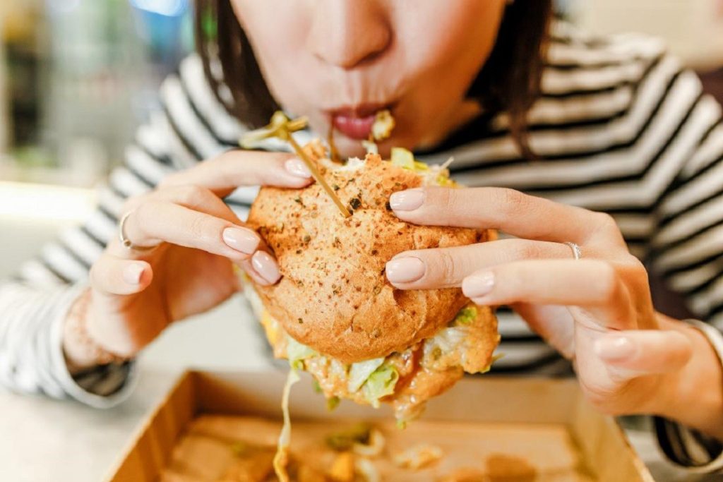 Έρευνα: Αυτά τα τρόφιμα που όλοι τρώμε σχεδόν καθημερινά ίσως αυξάνουν τον κίνδυνο γνωστικής εξασθένησης
