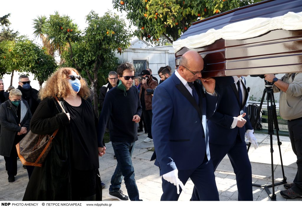 Ερρίκος Ανδρέου: Θλίψη στο τελευταίο αντίο στο νεκροταφείο Παλαιού Φαλήρου (φώτο)