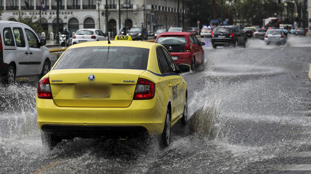 Οδήγηση στη βροχή: Όλα όσα πρέπει να προσέχουν οι οδηγοί