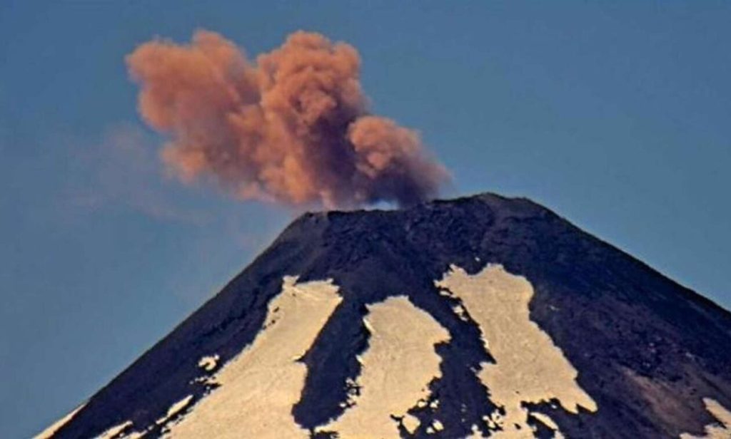 Οι αρχές της Χιλής αύξησαν το επίπεδο συναγερμού για το ηφαίστειο Λασκάρ – «Αναμένονται εκρήξεις»