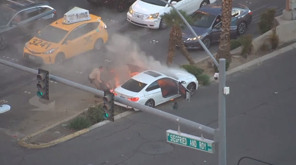 ΗΠΑ: «Ήρωας» κομμωτής σώζει οδηγό από φλεγόμενο όχημα στο Λας Βέγκας (βίντεο)