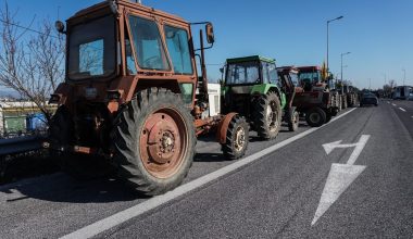 Πλατύκαμπο Λάρισας: Αγρότες έβγαλαν τα τρακτέρ στους δρόμους