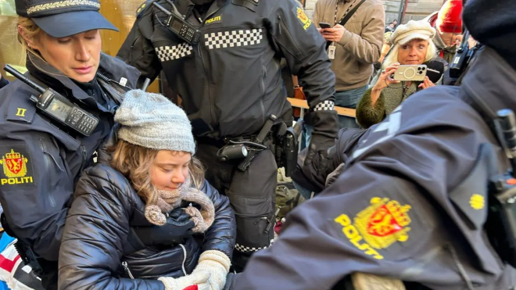 Η Γκρέτα Τούνμπεργκ συνεχίζει να συγκεντρώνει «ένσημα οικολογίας»: Την «τσουβάλιασαν» σε διαδήλωση