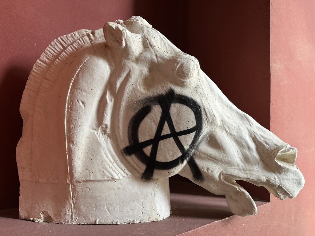 Θλιβερές εικόνες στο Πολυτεχνείο – Βανδαλισμοί και συνθήματα πάνω σε γλυπτά και τοίχους (φωτο)