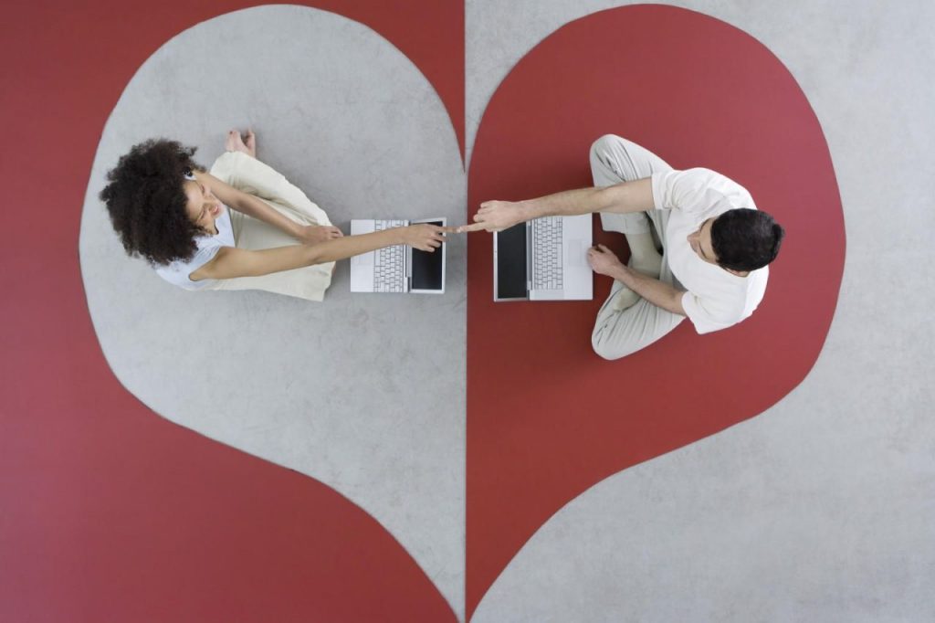 Νέα έρευνα: Τα ζευγάρια που γνωρίστηκαν online είναι 6 φορές πιθανότερο να πάρουν διαζύγιο