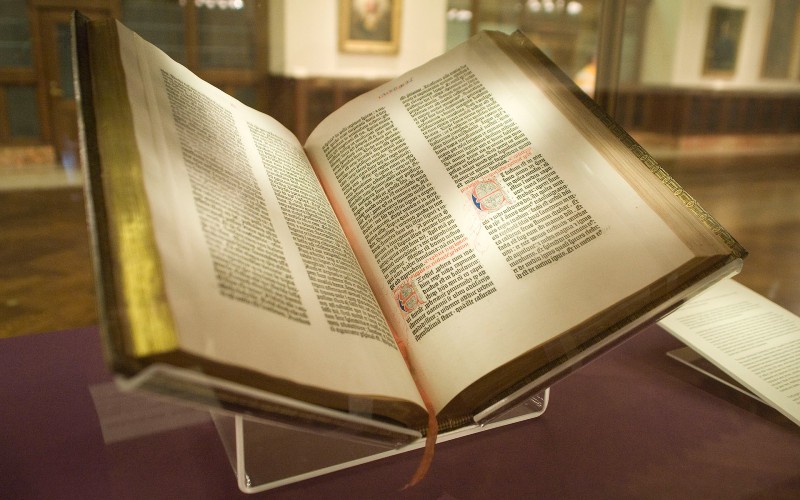 Sotheby’s: Στο «σφυρί» το πιο ακριβό βιβλίο όλων των εποχών – Μια Βίβλος αξίας 50 εκατομμυρίων δολαρίων