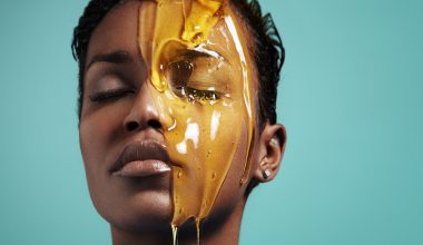 Honey tapping: Το γλυκό υλικό που θα «απογειώσει» το δέρμα σου