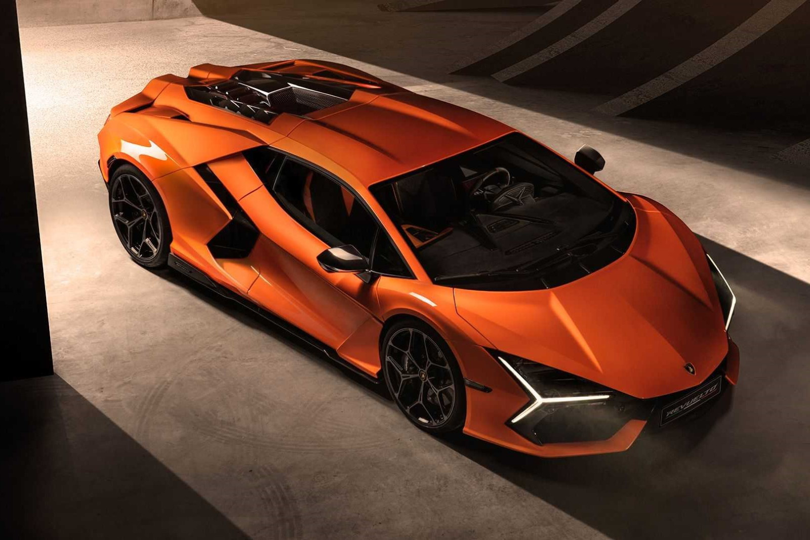 Υβριδική και με 1.000 ίππους η νέα Lamborghini Revuelto