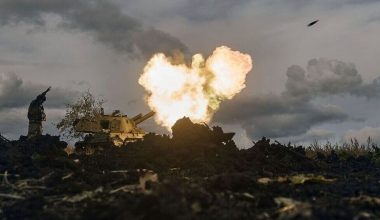 Βίντεο: Οι Ρώσοι «λιώνουν» το Βούλενταρ – Ρωσικοί πύραυλοι έπληξαν μεγάλη αποθήκη δυτικού οπλισμού στην Χερσώνα