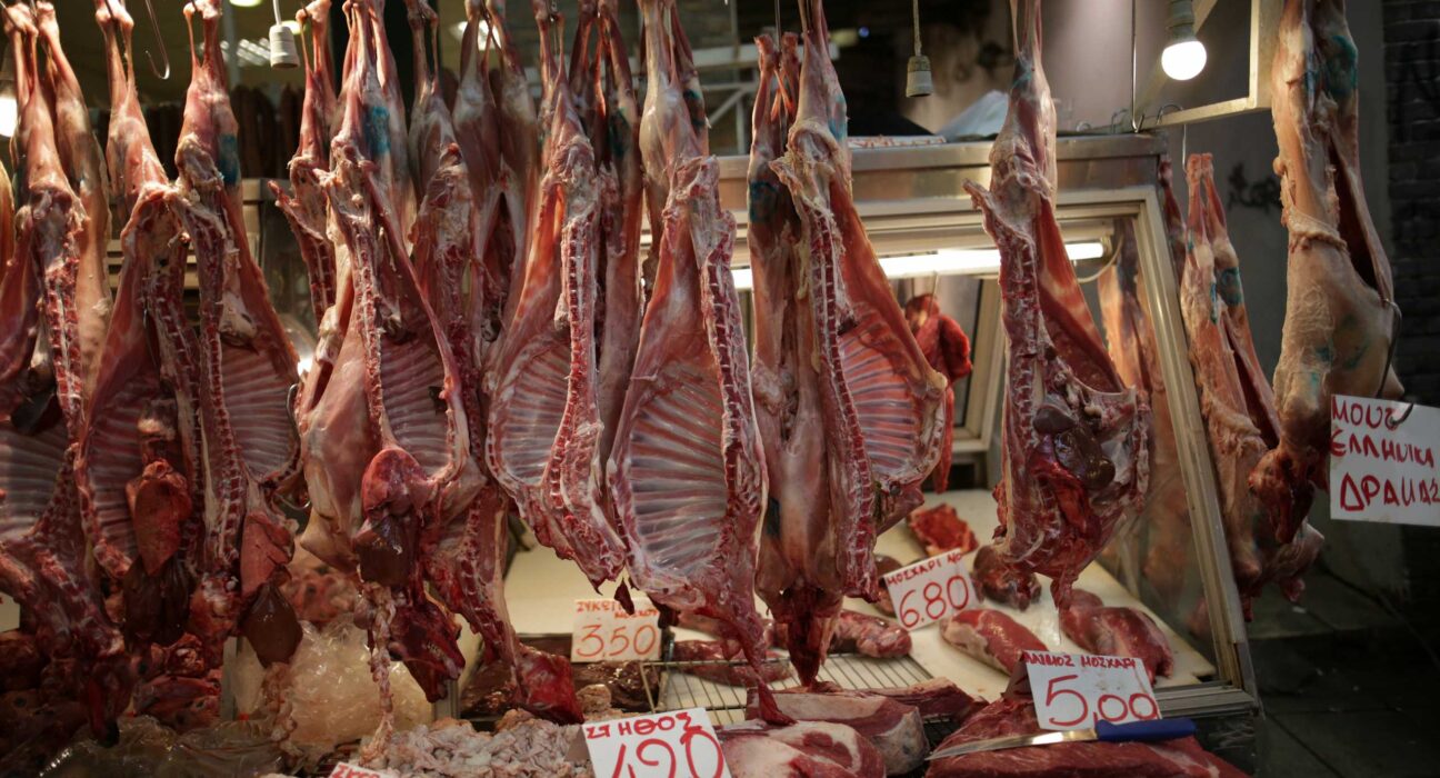 «Τσούζουν» οι φετινές τιμές για το πασχαλινό τραπέζι – Πόσο θα κοστίσει το κρέας (βίντεο)
