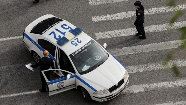 Ασπρόπυργος: Καταδίωξη αυτοκινήτου από την αστυνομία – Το βρήκαν χτυπημένο στον τοίχο