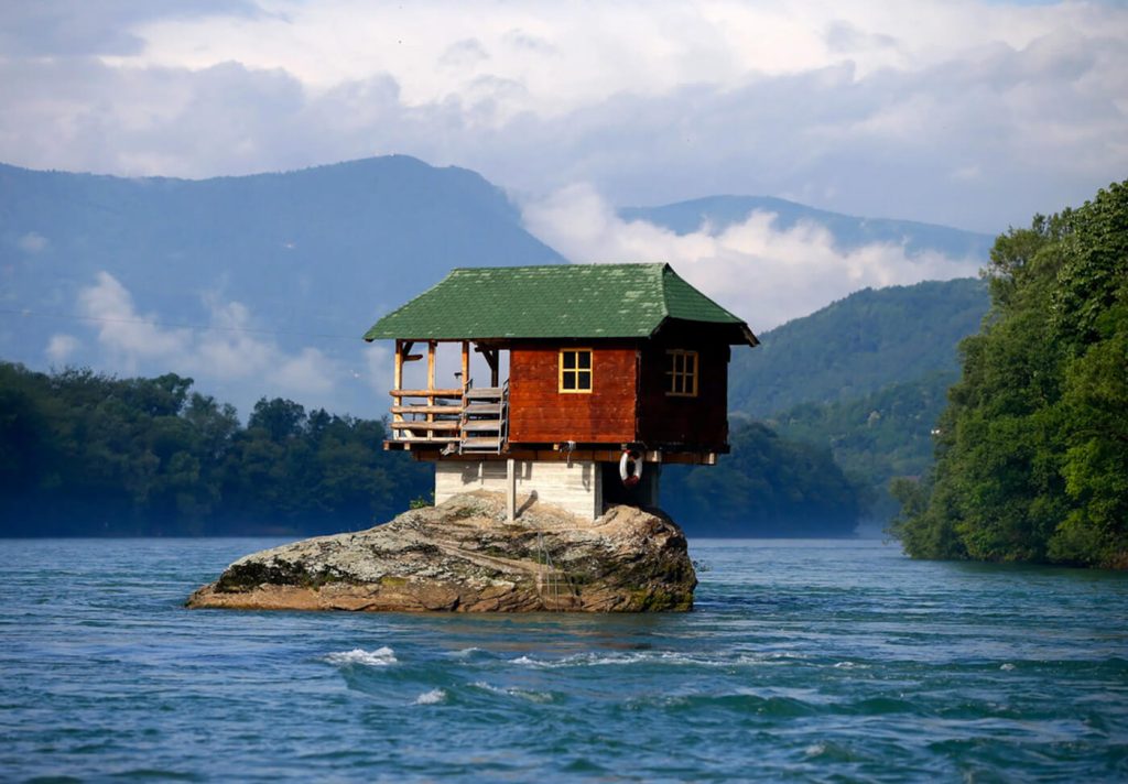 Το πιο «μοναχικό» σπίτι του κόσμου βρίσκεται στη μέση του ποταμού Δρίνου – Σκαρφαλωμένο στην κορυφή ενός βράχου (βίντεο)