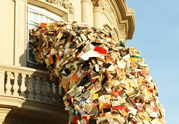 Μαδρίτη: Όταν 5.000 βιβλία «πετάχτηκαν» από το παράθυρο! (φωτο)